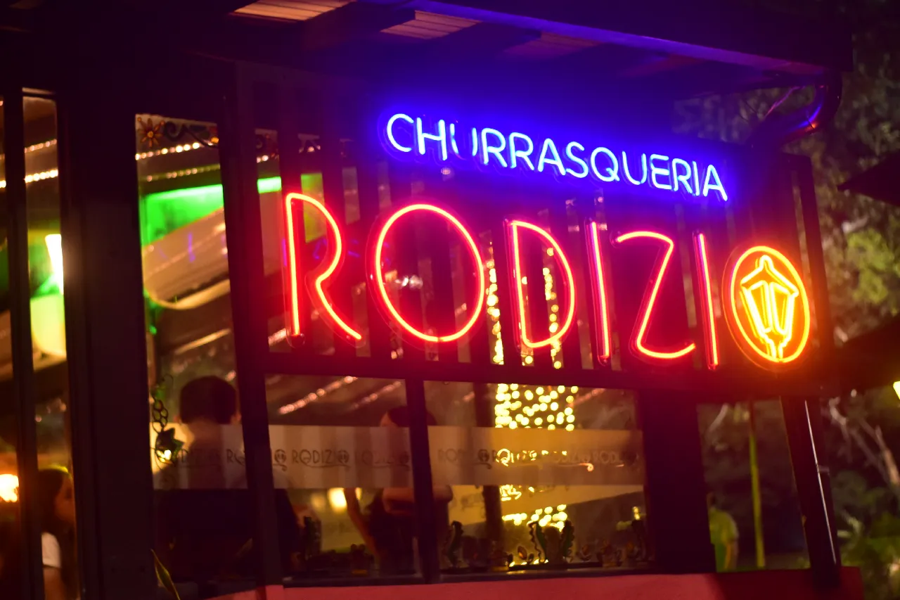 Fachada iluminada Churrasquería Rodízio El Malecón